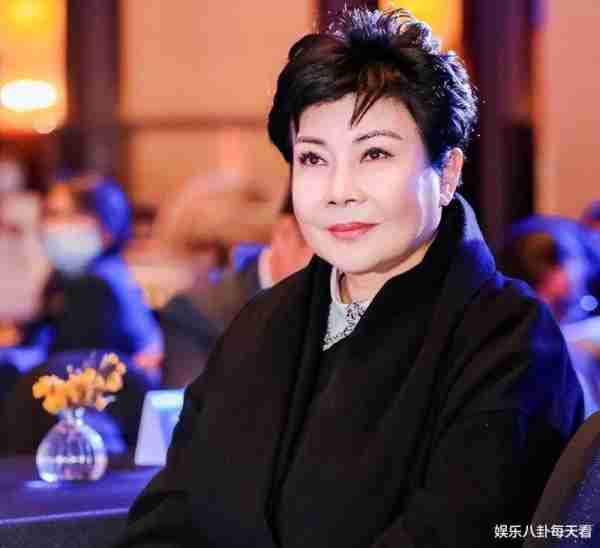 她是“中国第一主持人”，连登3届春晚，成名后遭领导排挤，64岁没谈过恋爱-第6张图片-九妖电影