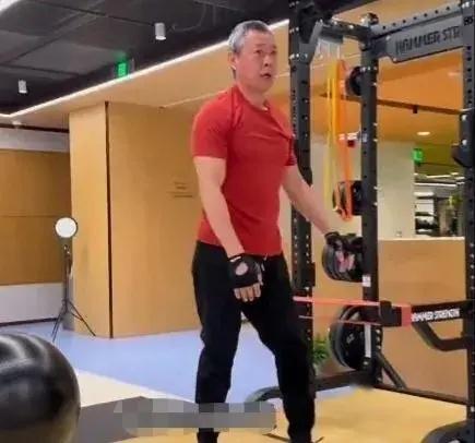 张丰毅健身画面曝光，68岁头发花白身材挺拔，肌肉太发达-第2张图片-九妖电影
