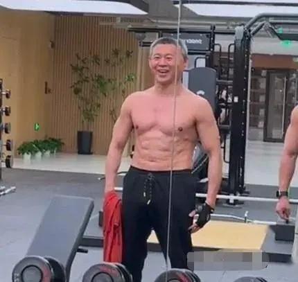 张丰毅健身画面曝光，68岁头发花白身材挺拔，肌肉太发达-第1张图片-九妖电影