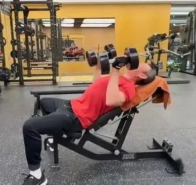张丰毅健身画面曝光，68岁头发花白身材挺拔，肌肉太发达-第4张图片-九妖电影