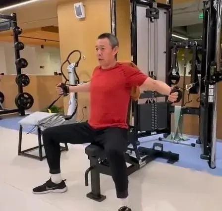 张丰毅健身画面曝光，68岁头发花白身材挺拔，肌肉太发达-第3张图片-九妖电影
