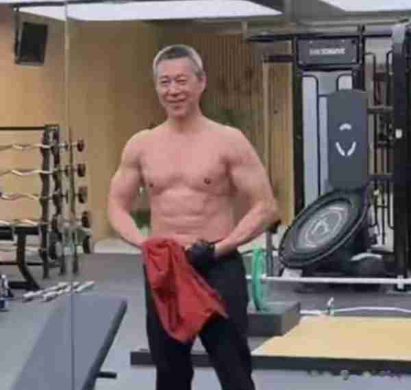 张丰毅健身画面曝光,68岁头发花白身材挺拔,肌肉太发达了!-第1张图片-九妖电影 张丰毅健身画面曝光,68岁头发花白身材挺拔,肌肉太发达了!-第1张图片-九妖电影