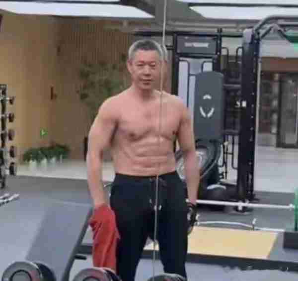 张丰毅健身画面曝光,68岁头发花白身材挺拔,肌肉太发达了!-第2张图片-九妖电影 张丰毅健身画面曝光,68岁头发花白身材挺拔,肌肉太发达了!-第2张图片-九妖电影