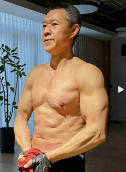 张丰毅健身画面曝光,68岁头发花白身材挺拔,肌肉太发达了!-第4张图片-九妖电影 张丰毅健身画面曝光,68岁头发花白身材挺拔,肌肉太发达了!-第4张图片-九妖电影