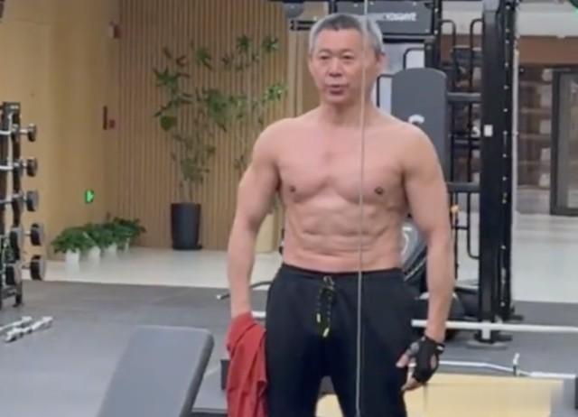 张丰毅健身画面曝光,68岁头发花白身材挺拔,肌肉太发达了!-第7张图片-九妖电影 张丰毅健身画面曝光,68岁头发花白身材挺拔,肌肉太发达了!-第7张图片-九妖电影