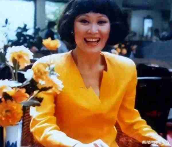 她是最有排面的名媛，坐春晚前排20年，2亿卖豪宅，77岁还在热恋-第17张图片-九妖电影