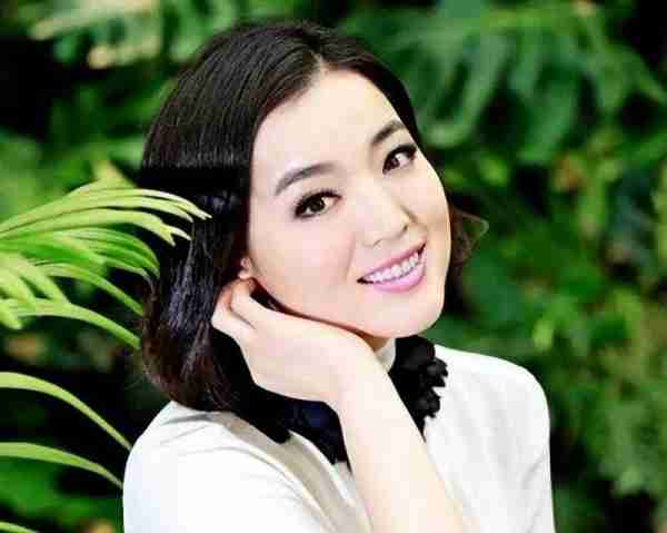 她是知名歌手，连登春晚7次，38岁“抛弃”富豪，二婚小8岁老公，如今怎样了？-第4张图片-九妖电影