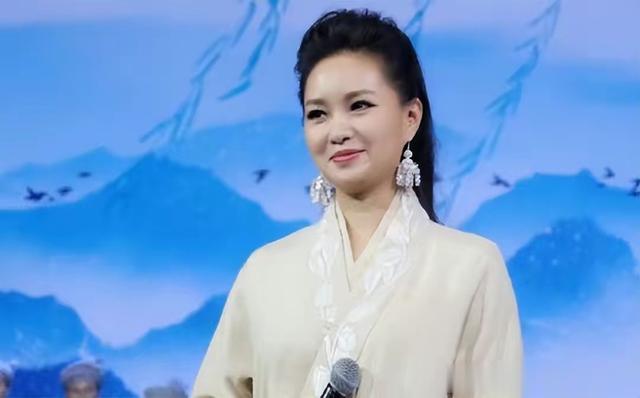 她是第一位博士级歌唱家，12次荣登春晚，丈夫身价不菲也是博士_1-第25张图片-九妖电影