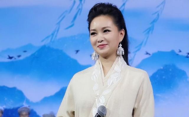 她是第一位博士级歌唱家，12次荣登春晚，丈夫身价不菲也是博士_2-第2张图片-九妖电影