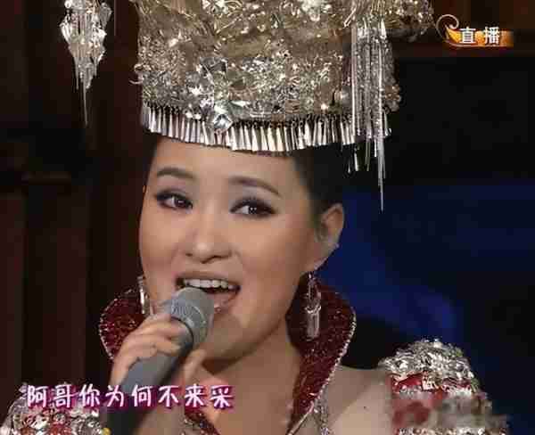 她是第一位博士级歌唱家，12次荣登春晚，丈夫身价不菲也是博士_2-第9张图片-九妖电影