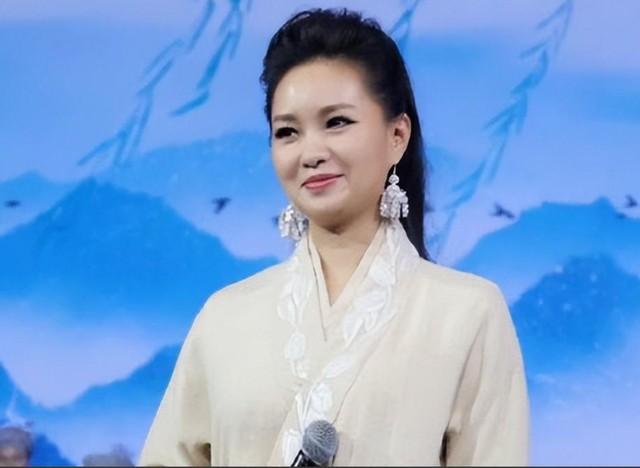 她是第一位博士级歌唱家，12次荣登春晚，丈夫身价不菲也是博士_3-第12张图片-九妖电影