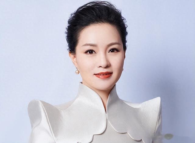 她是第一位博士级歌唱家，13次荣登春晚，丈夫也是博士且身价不菲-第1张图片-九妖电影
