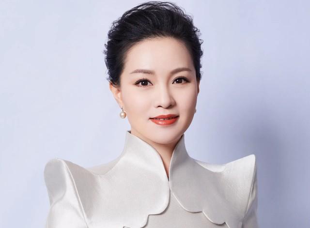 她是第一位博士级歌唱家，13次荣登春晚，丈夫身价不菲也是博士-第5张图片-九妖电影