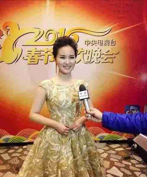 她是第一位博士级歌唱家，13次荣登春晚，丈夫身价不菲也是博士-第18张图片-九妖电影