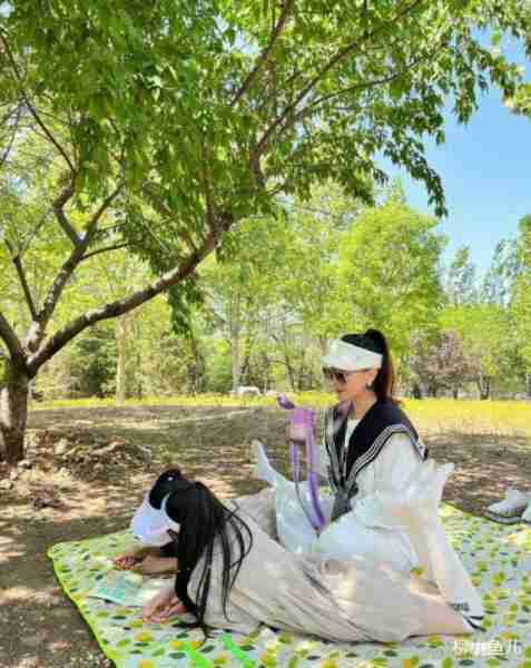 她是著名歌唱家，12次春晚献唱，嫁大9岁院士老公，生双胞胎女儿-第5张图片-九妖电影