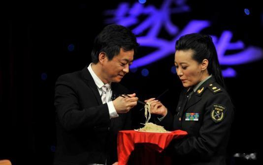 她是著名歌唱家,12次登上春晚,嫁科学家老公,37岁生双胞胎-第4张图片-九妖电影 她是著名歌唱家,12次登上春晚,嫁科学家老公,37岁生双胞胎-第4张图片-九妖电影