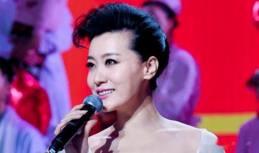 她是著名歌唱家，12次登上春晚，嫁科学家老公，37岁生双胞胎-第2张图片-九妖电影