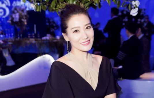 她是著名歌唱家，12次登上春晚，嫁科学家老公，37岁生双胞胎-第5张图片-九妖电影