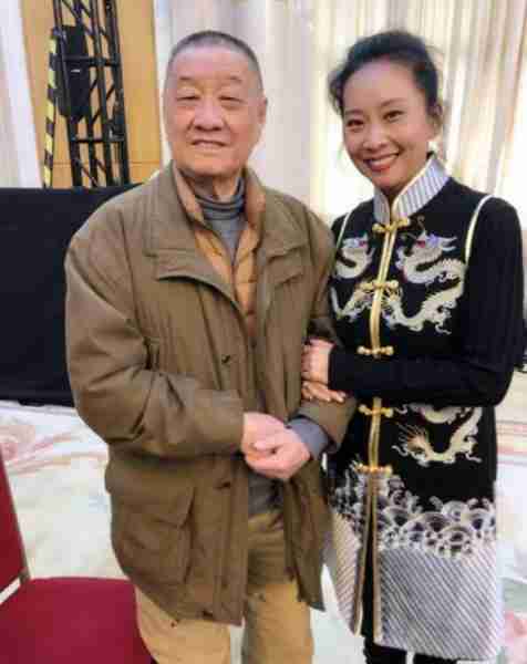 她曾5上春晚，有一生理缺陷却因此成名，丈夫去世后无奈淡出舞台_3-第12张图片-九妖电影
