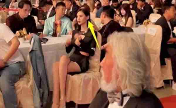 张纪中屡回头偷看美女,妻子静坐其后,网友热议:导演风范再现?-第2张图片-九妖电影 张纪中屡回头偷看美女,妻子静坐其后,网友热议:导演风范再现?-第2张图片-九妖电影