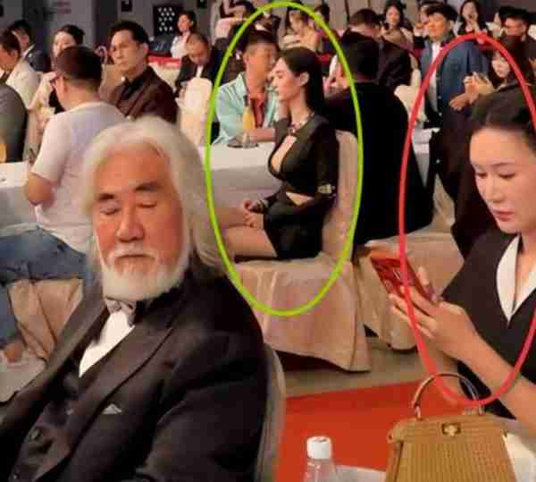 张纪中屡回头偷看美女,妻子静坐其后,网友热议:导演风范再现?-第4张图片-九妖电影 张纪中屡回头偷看美女,妻子静坐其后,网友热议:导演风范再现?-第4张图片-九妖电影