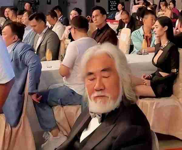 张纪中屡回头偷看美女,妻子静坐其后,网友热议:导演风范再现?-第5张图片-九妖电影 张纪中屡回头偷看美女,妻子静坐其后,网友热议:导演风范再现?-第5张图片-九妖电影