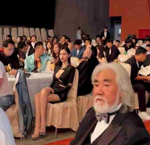张纪中屡回头偷看美女,妻子静坐其后,网友热议:导演风范再现?-第6张图片-九妖电影 张纪中屡回头偷看美女,妻子静坐其后,网友热议:导演风范再现?-第6张图片-九妖电影