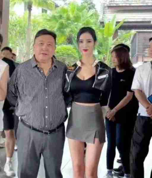 张纪中屡回头偷看美女,妻子静坐其后,网友热议:导演风范再现?-第8张图片-九妖电影 张纪中屡回头偷看美女,妻子静坐其后,网友热议:导演风范再现?-第8张图片-九妖电影