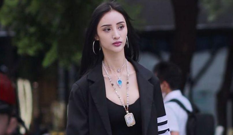 张纪中屡回头偷看美女,妻子静坐其后,网友热议:导演风范再现?-第7张图片-九妖电影 张纪中屡回头偷看美女,妻子静坐其后,网友热议:导演风范再现?-第7张图片-九妖电影