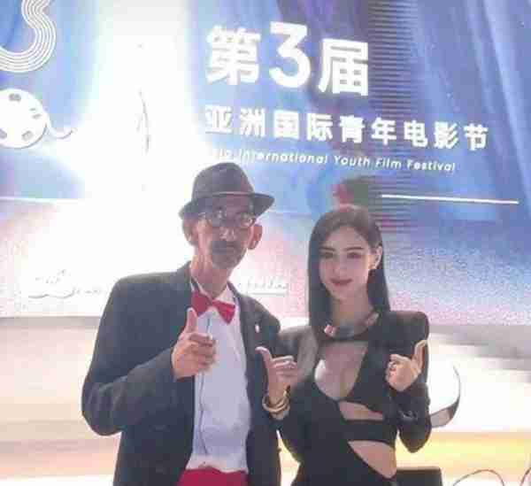 张纪中屡回头偷看美女,妻子静坐其后,网友热议:导演风范再现?-第10张图片-九妖电影 张纪中屡回头偷看美女,妻子静坐其后,网友热议:导演风范再现?-第10张图片-九妖电影