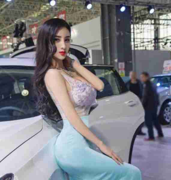 张纪中屡回头偷看美女,妻子静坐其后,网友热议:导演风范再现?-第11张图片-九妖电影 张纪中屡回头偷看美女,妻子静坐其后,网友热议:导演风范再现?-第11张图片-九妖电影