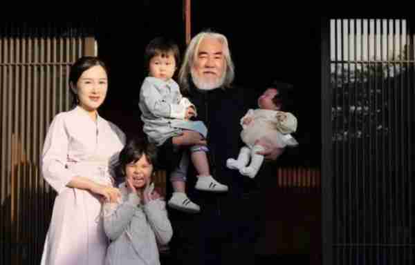 张纪中屡回头偷看美女,妻子静坐其后,网友热议:导演风范再现?-第13张图片-九妖电影 张纪中屡回头偷看美女,妻子静坐其后,网友热议:导演风范再现?-第13张图片-九妖电影