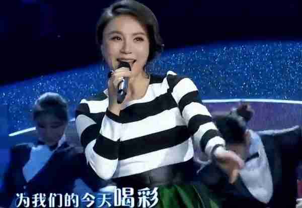 她曾红过毛阿敏，却因放鸽子被春晚拒之门外，如今54岁依然美丽_2-第2张图片-九妖电影