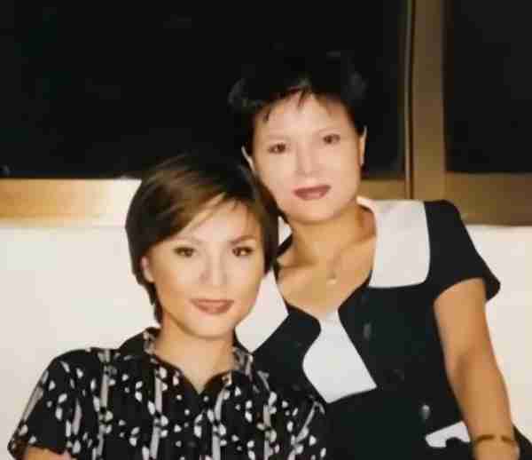 她曾红过毛阿敏，却因放鸽子被春晚拒之门外，如今54岁依然美丽_2-第5张图片-九妖电影