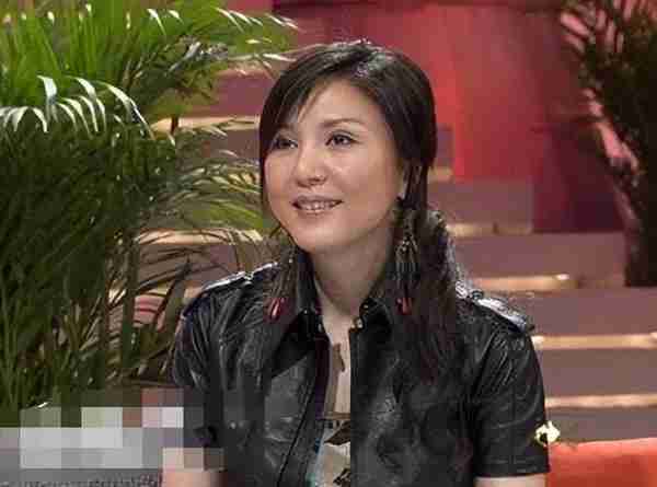 她曾红过毛阿敏，却因放鸽子被春晚拒之门外，如今54岁依然美丽_2-第10张图片-九妖电影