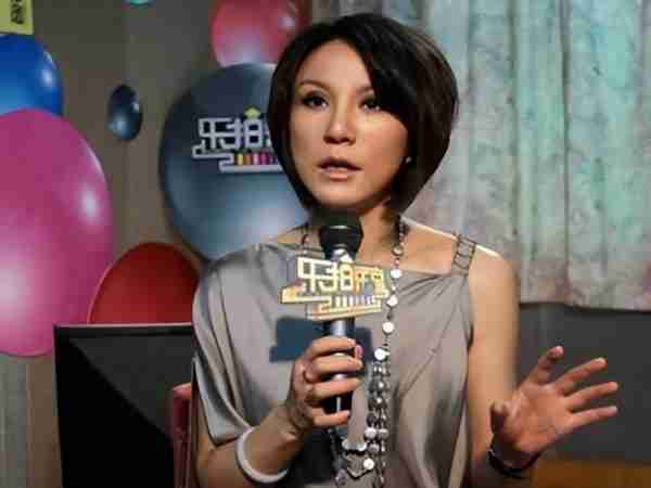 她曾红过毛阿敏，却因放鸽子被春晚拒之门外，如今54岁依然美丽_2-第22张图片-九妖电影