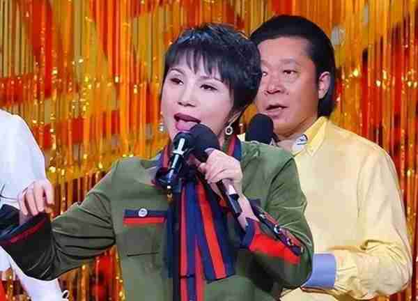 她曾红过毛阿敏，却因放鸽子被春晚拒之门外，如今54岁依然美丽_2-第23张图片-九妖电影