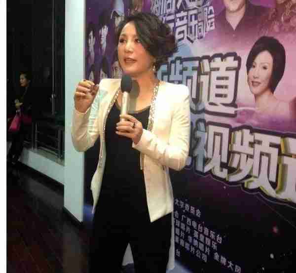 她曾红过毛阿敏，却因放鸽子被春晚拒之门外，如今54岁依然美丽_2-第29张图片-九妖电影