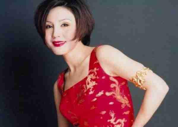 她曾红过毛阿敏，却因放鸽子被春晚拒之门外，如今54岁依然美丽_2-第28张图片-九妖电影