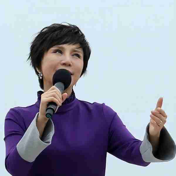 她曾红过毛阿敏，却因放鸽子被春晚拒之门外，如今54岁依然美丽_2-第31张图片-九妖电影