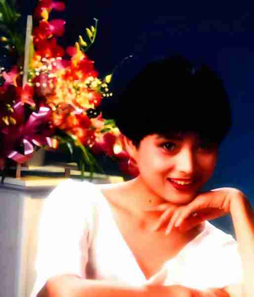 她曾连登3年春晚，8年录88张专辑，爆红后抑郁，如今在街头卖唱？-第4张图片-九妖电影