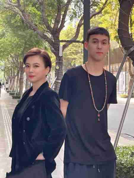 她曾连登3年春晚，8年录88张专辑，爆红后抑郁，如今在街头卖唱？-第8张图片-九妖电影
