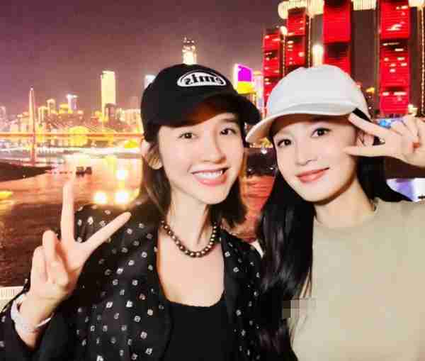 张若昀一家三口重庆游玩：老婆身材火辣，4岁女儿笑起来像张若昀-第5张图片-九妖电影