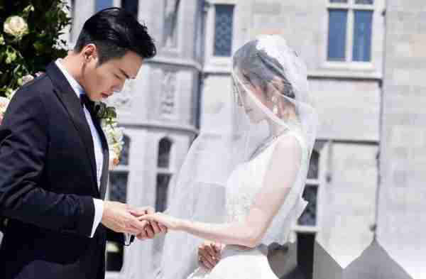 张若昀一家三口重庆游玩：老婆身材火辣，4岁女儿笑起来像张若昀-第10张图片-九妖电影