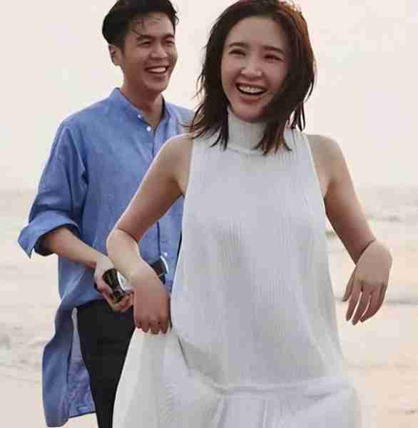 张若昀一家三口重庆游玩：老婆身材火辣，4岁女儿笑起来像张若昀-第8张图片-九妖电影