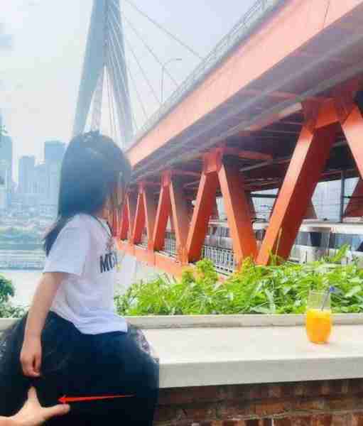 张若昀一家三口重庆游玩：老婆身材火辣，4岁女儿笑起来像张若昀-第7张图片-九妖电影