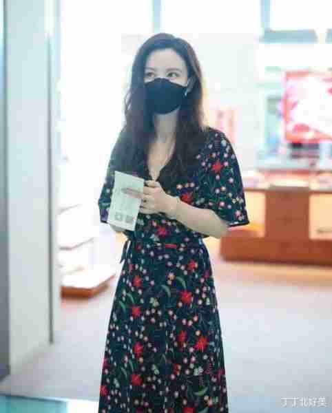 张萌又带火了一种新穿法：内衣外穿+半身裙，一般人不敢这么穿-第6张图片-九妖电影