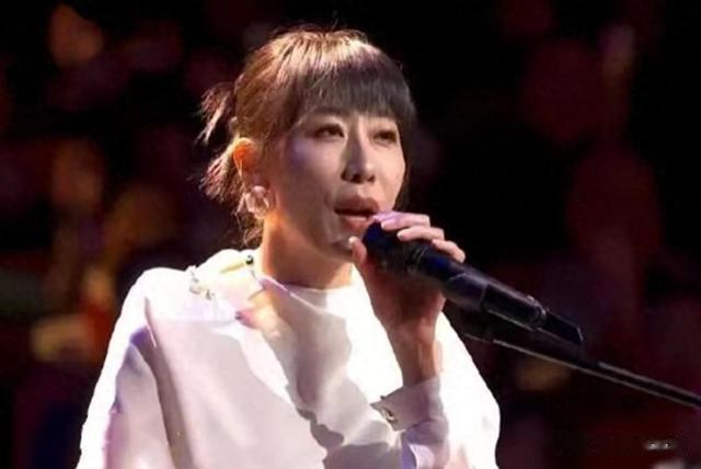 她火了：一台春晚，一个素颜的任素汐，浅吟低唱一曲，惊艳了全场-第1张图片-九妖电影