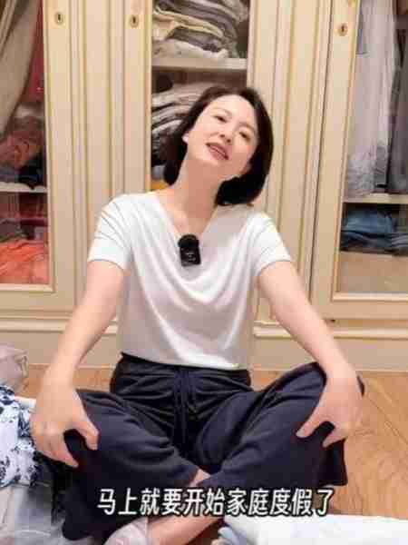 张蕾：挑选9条裙子，和丈夫儿子一起到马尔代夫开启“家庭度假”-第3张图片-九妖电影