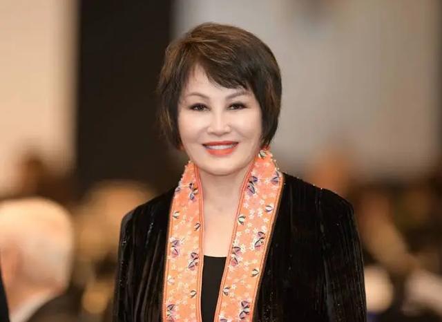 她稳坐春晚前排，住的豪宅高达2亿，74岁任总裁陷异国恋甜蜜恩爱-第6张图片-九妖电影